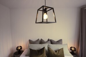 2 quartos, escrivaninha, ferros/tábuas de passar roupa, berço de viagem