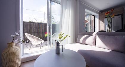 Private patio 2BR King+Queen with Gym and Parking close to DT&Airport