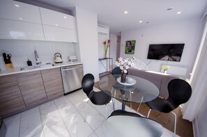 Dining - Private patio 2BR King+Queen with Gym and Parking close to DT&Airport (Montréal)