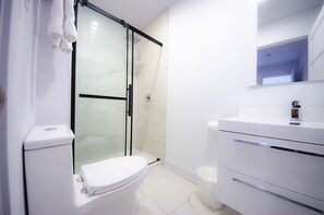 Doccia, asciugacapelli, asciugamani, sapone