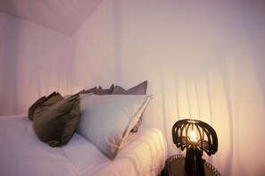 2 soverom, skrivebord, strykejern/-brett og reiseseng for barn