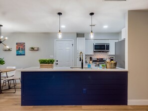 Jääkaappi, mikroaaltouuni, uuni, liesi