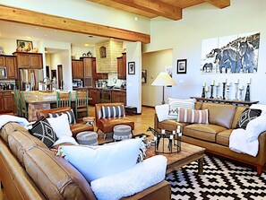 Smart TV, fireplace, DVD player, books - Truly STUNNING~ Minutes to ABQ!VIEWS/Fireplace/Fire-Pit/ Outdoor Mecca-Hot Tub! (Rio Rancho)