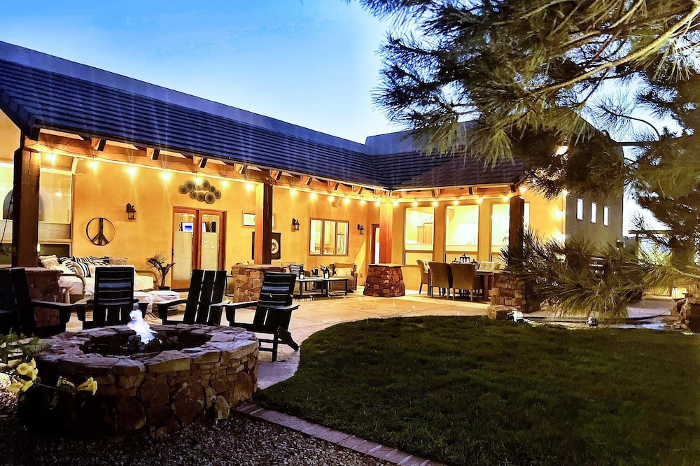 Truly STUNNING~ Minutes to ABQ!VIEWS/Fireplace/Fire-Pit/ Outdoor Mecca-Hot Tub!