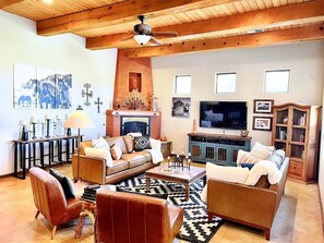Smart TV, fireplace, DVD player, books - Truly STUNNING~ Minutes to ABQ!VIEWS/Fireplace/Fire-Pit/ Outdoor Mecca-Hot Tub! (Rio Rancho)