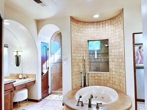 Combined shower/tub, jetted tub, hair dryer, towels - Truly STUNNING~ Minutes to ABQ!VIEWS/Fireplace/Fire-Pit/ Outdoor Mecca-Hot Tub! (Rio Rancho)