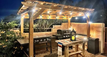 Truly STUNNING~ Minutes to ABQ!VIEWS/Fireplace/Fire-Pit/ Outdoor Mecca-Hot Tub!