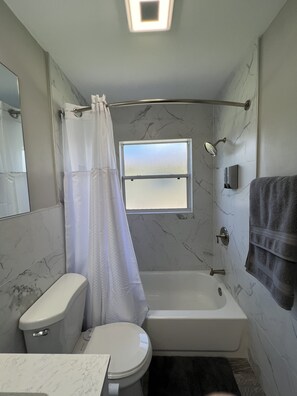 Combined shower/bathtub, hair dryer, bidet, towels