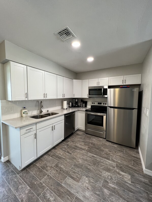 Refrigerador, microondas, horno y parrilla de estufa 