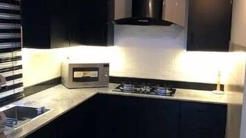 Réfrigérateur, micro-ondes, four, plaque de cuisson