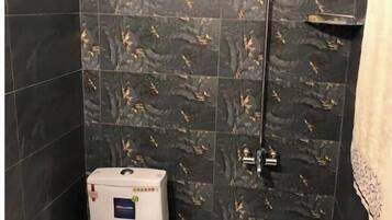Combined shower/tub, towels, soap, toilet paper