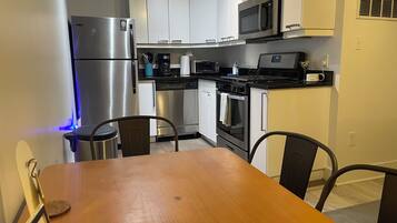 Een koelkast, een magnetron, een oven, een kookplaat