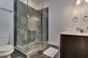 Bathtub, hair dryer - Luxe 2BD/2BA Townhouse in Hip Area - Near Metro (Washington)