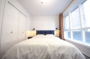 1 chambre, bureau, fer et planche à repasser, lit parapluie