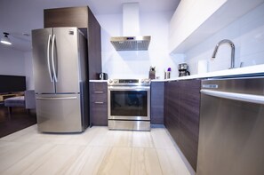 Réfrigérateur, micro-ondes, four, plaque de cuisson