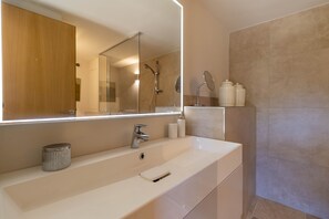 Dusche, Haartrockner, Handtücher, Seife