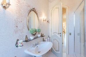 Shower, hair dryer, towels - Villa Cesare, a Convenient 4 bedroom Villa with Pool close to Lucca Town (Monte San quirico)