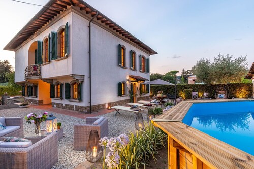 Villa Cesare, a Convenient 4 bedroom Villa with Pool close to Lucca Town
