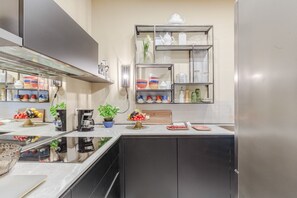 Kylskåp, mikrovågsugn, ugn och diskmaskin