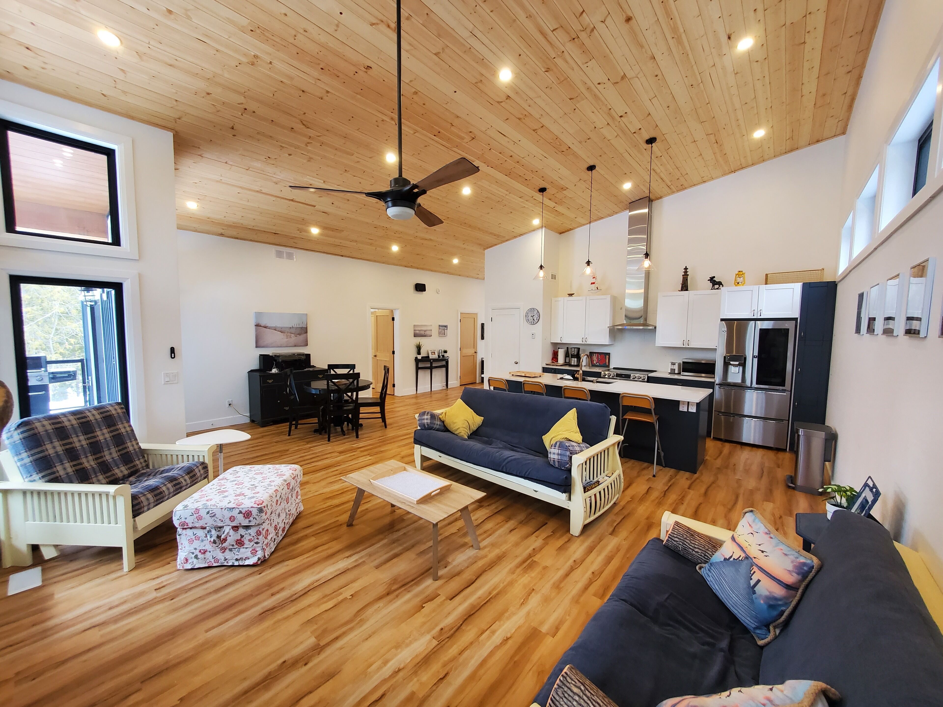 Prime Location in Heart of Sauble Beach. Steps to Beach and Shops!