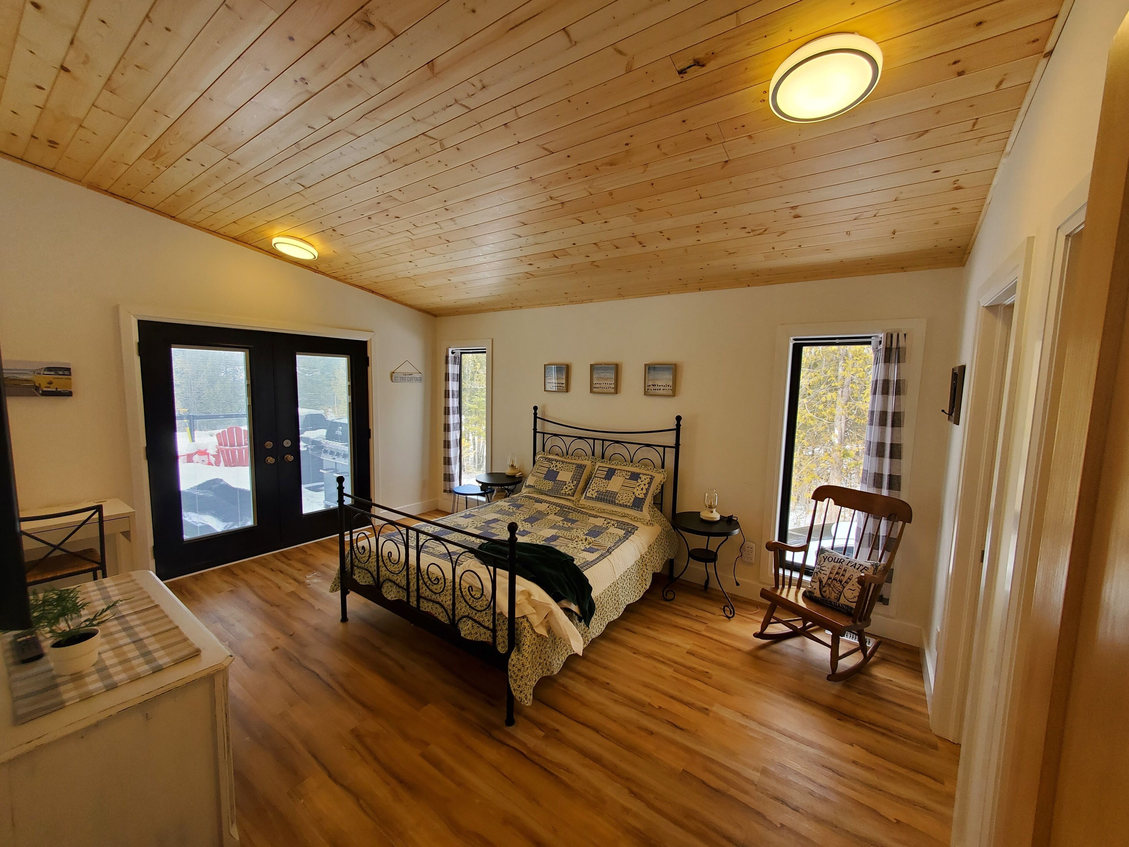 Prime Location in Heart of Sauble Beach. Steps to Beach and Shops!