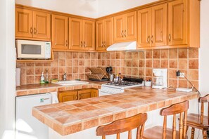 Fridge, microwave, stovetop, dishwasher