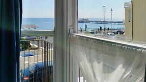Un balcón con vista al mar y al muelle.