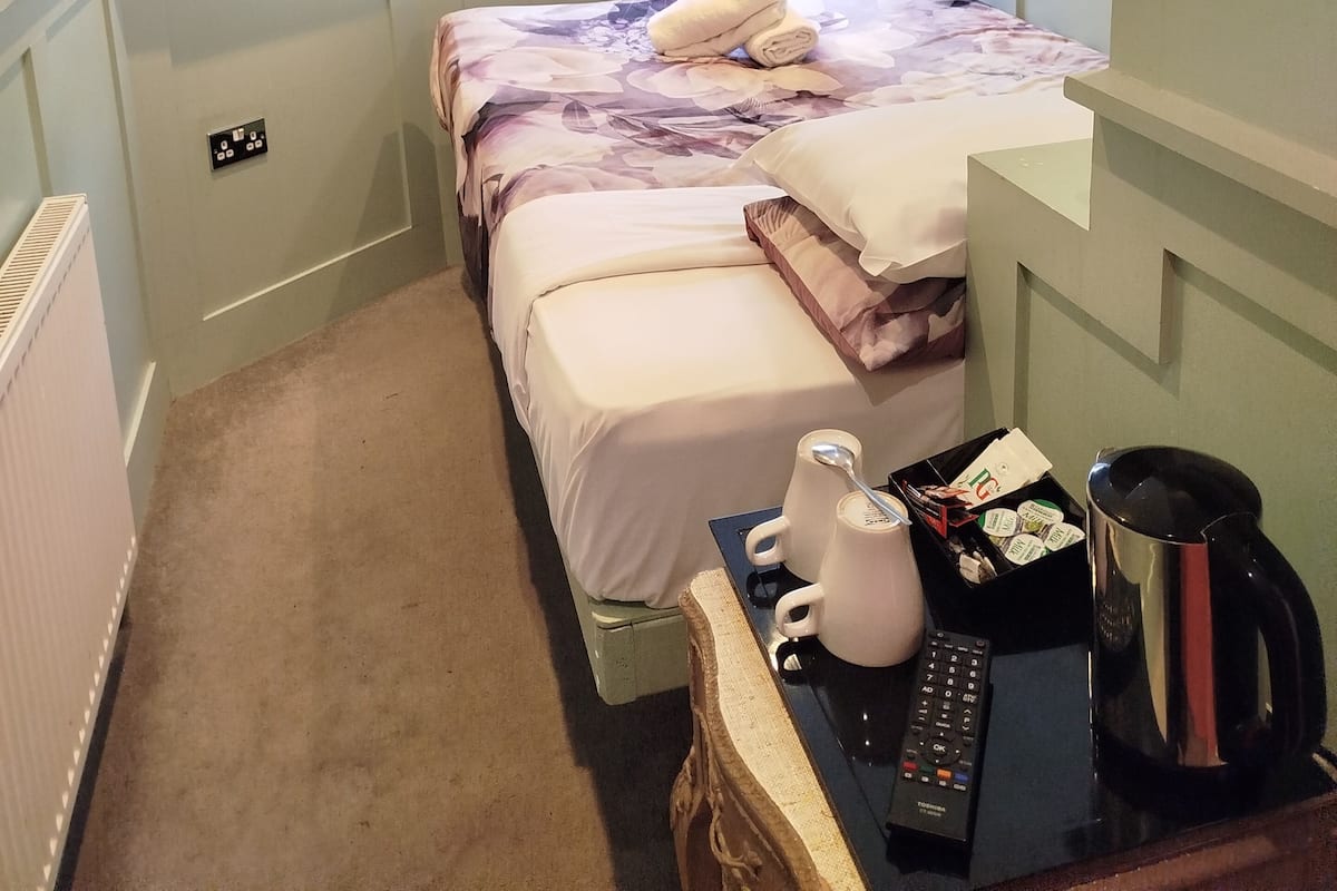 Quarto solteiro, 1 cama de solteiro | Wi-Fi de cortesia, roupa de cama
