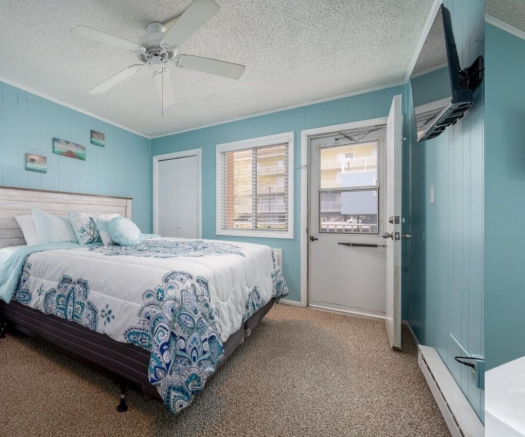 Spacious Family-sized condo - 2 min. walk from the beach!