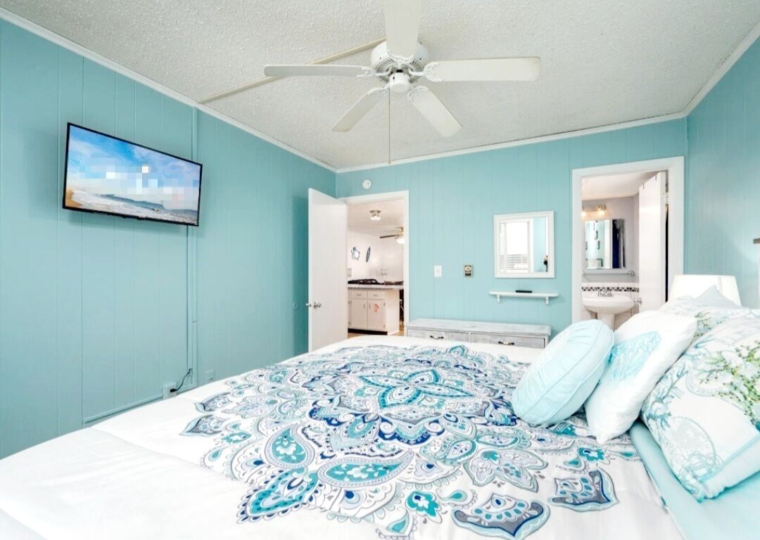 Spacious Family-sized condo - 2 min. walk from the beach!