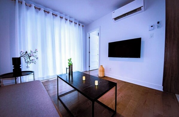 Smart TV - ★Fantastic*Private terrace* Queen Bed* 24/7Gym★ (Montréal)