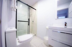 Shower, hair dryer, towels, soap - ★Fantastic*Private terrace* Queen Bed* 24/7Gym★ (Montréal)