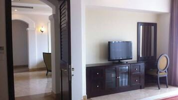 3 bedrooms, desk, travel crib, free WiFi