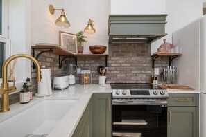 Réfrigérateur, four à micro-ondes, un four, surface de cuisson