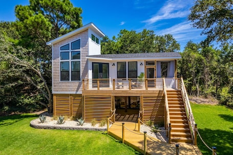 Exterior. The East Coast Host - OBX Treehouse
