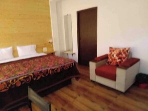 2 bedrooms, desk, free WiFi, bed sheets