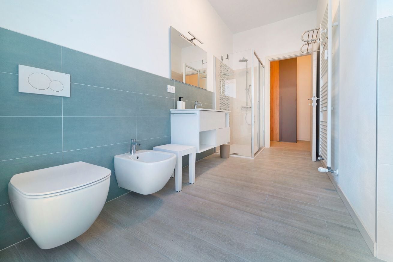 Dutxa, assecador de cabells, bidet i tovalloles 