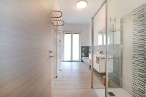 Een douche, een haardroger, een bidet, handdoeken