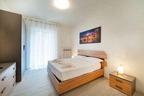 3 bedrooms, desk, iron/ironing board, WiFi