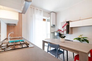 Kühlschrank, Mikrowelle, Ofen, Herdplatte