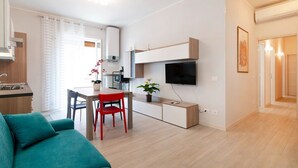 Um apartamento moderno com cozinha, sala de jantar e sala de estar.