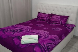 2 bedrooms, iron/ironing board, free WiFi, bed sheets - 2 Bed-aircon-free Parking-city Centre (Chiajna)