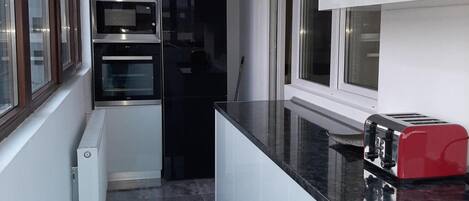 Căn hộ | Bếp riêng | Tủ lạnh, lò vi sóng, lò nướng, bếp nấu