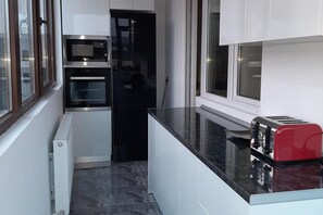 Private kitchen - 2 Bed-aircon-free Parking-city Centre (Chiajna)