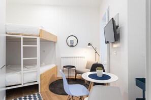 Tabla de planchar con plancha, wifi gratis y ropa de cama 
