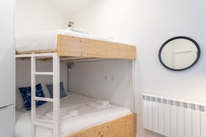 Tabla de planchar con plancha, wifi gratis y ropa de cama 