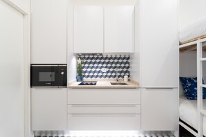 Kjøleskap, mikrobølgeovn, kokeplater og brødrister