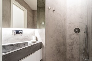 Dusj, hårføner og håndklær