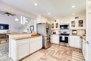 Kjøleskap, mikrobølgeovn, ovn og kokeplater