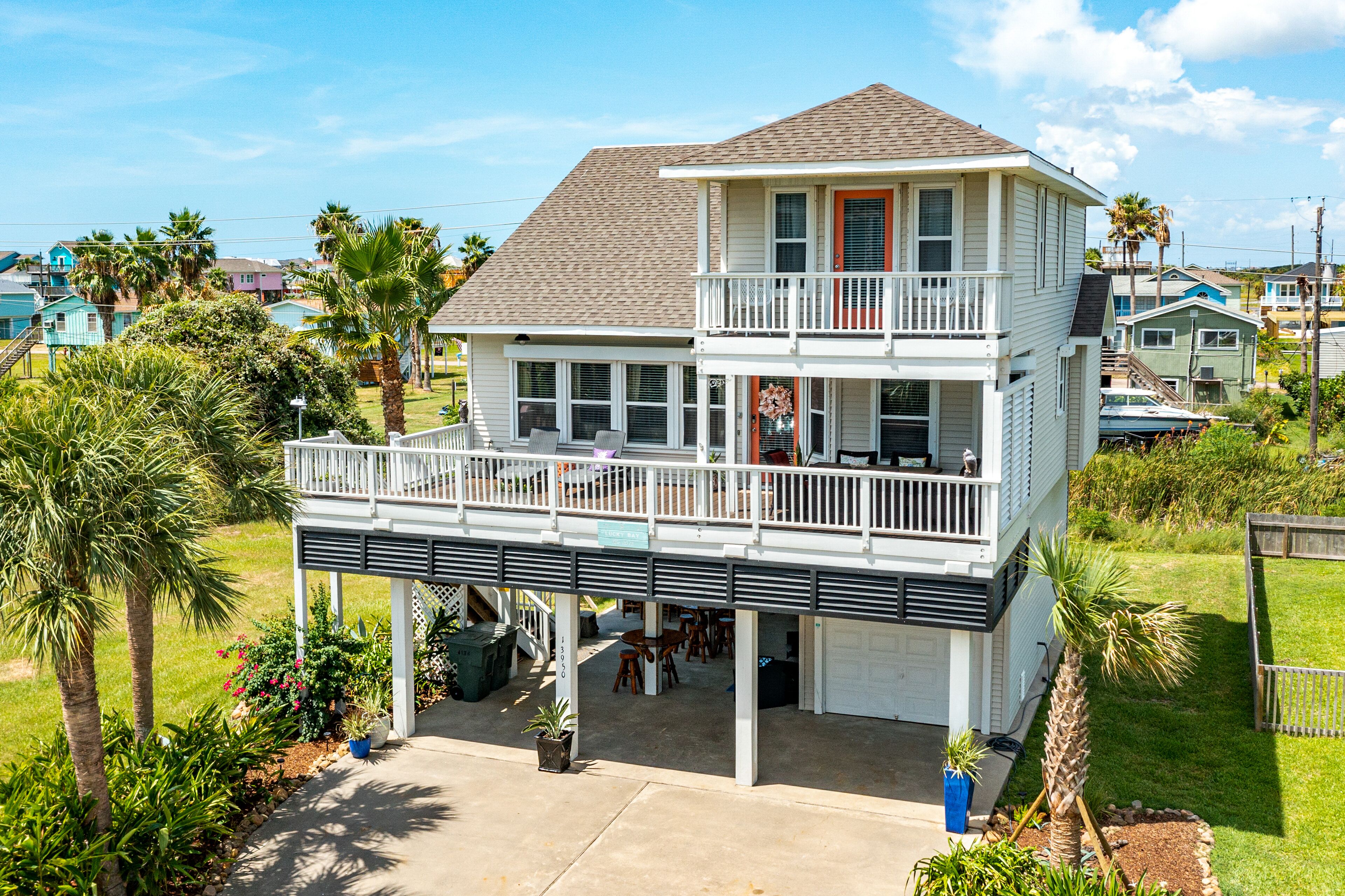 Updated Beachside Home w/ Tiki Bar, Bright & Airy, Large Deck w/ Outdoor Dining